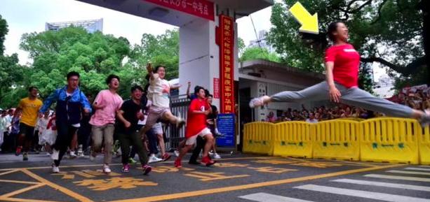 一字马第一个跑出考场,一字马女孩后续