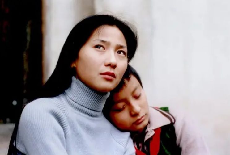 16岁“小镇荡妇”的屈辱成长史，这部电影道尽了人性和欲望