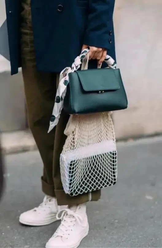 丝巾有什么时髦的使用方法,夏天系丝巾怎样发朋友圈