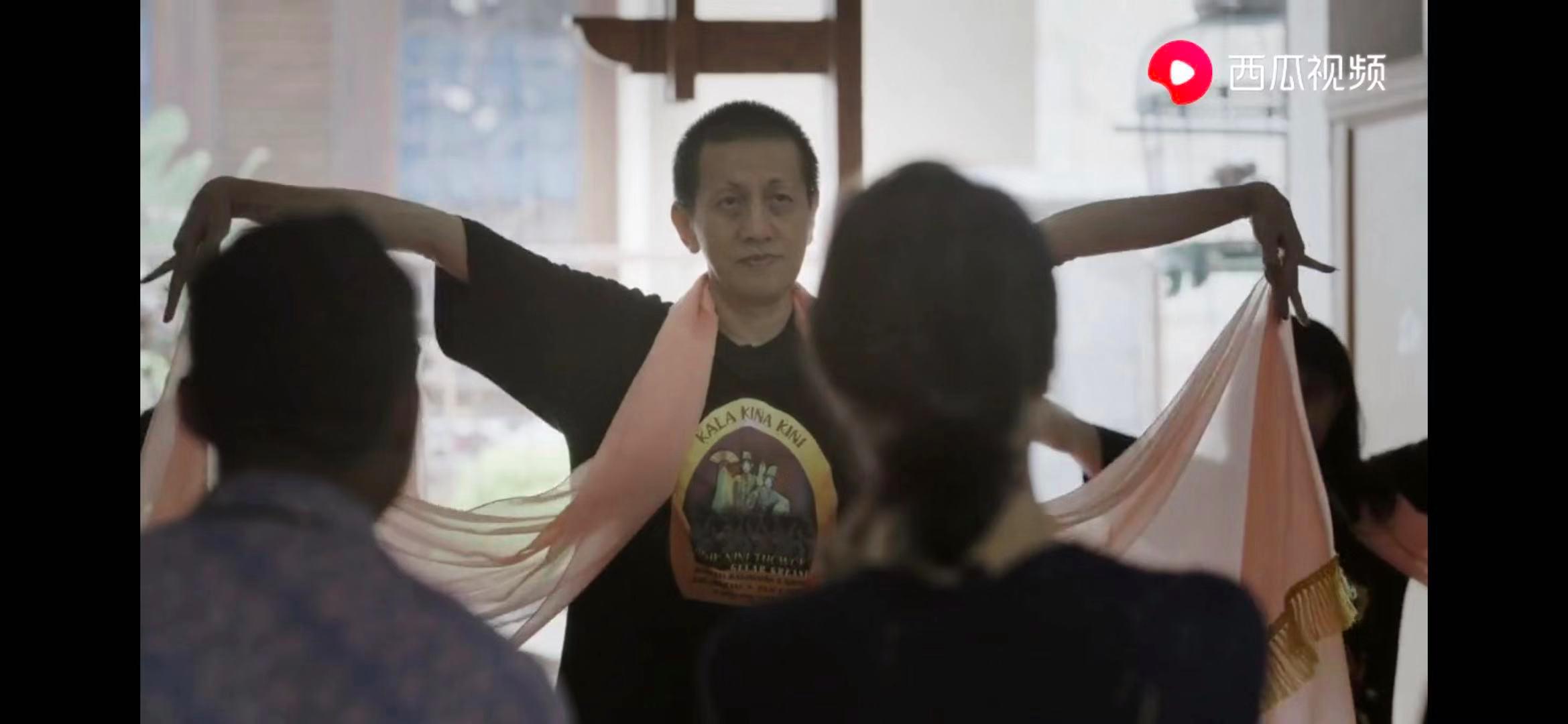 不顾世俗眼光印尼男子坚持男扮女相跳舞数十年