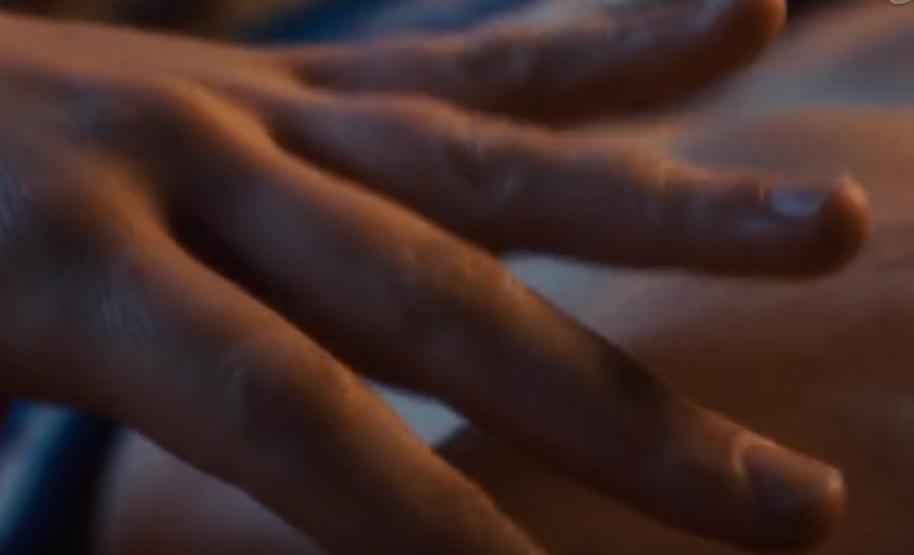 又渴又疼！手臂被石头卡住五天五夜？这部电影告诉你如何断臂求生