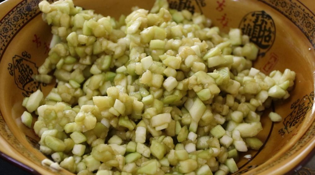 家庭版茄子馅饺子家常做法 (如何在家制作茄子馅饺子)