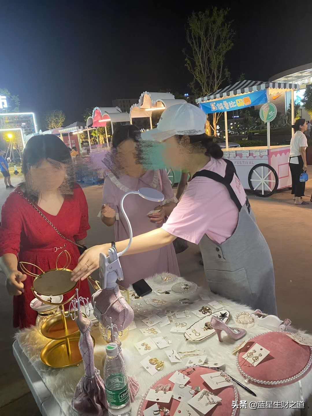 摆摊卖耳饰生意惨淡24年,摆地摊耳环卖18一对贵吗