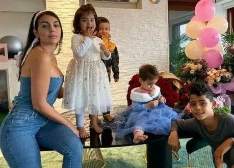 c罗求婚乔治娜成功,c罗34岁五子登科