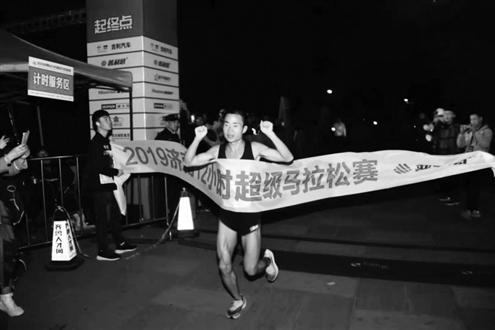 济南超马季节超越奔跑？游培泉破济超马纪录？李晓楠本想减个肥？