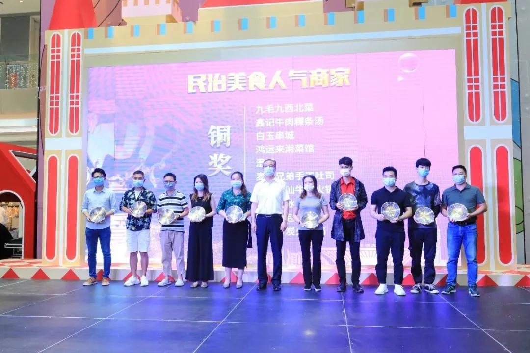 龙华区领导和知名主播亮相直播间，为龙华产品打CALL带货！网友：过瘾