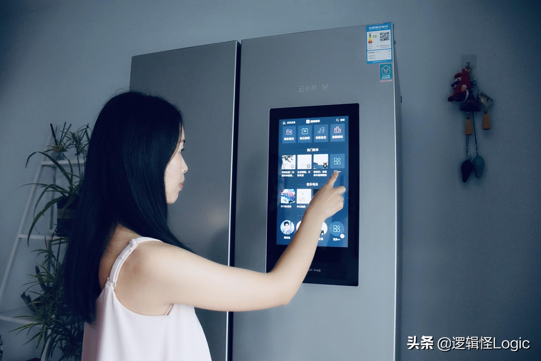 冰箱门内嵌触控屏，451L大空间，全屋家电互联，这款冰箱真秀