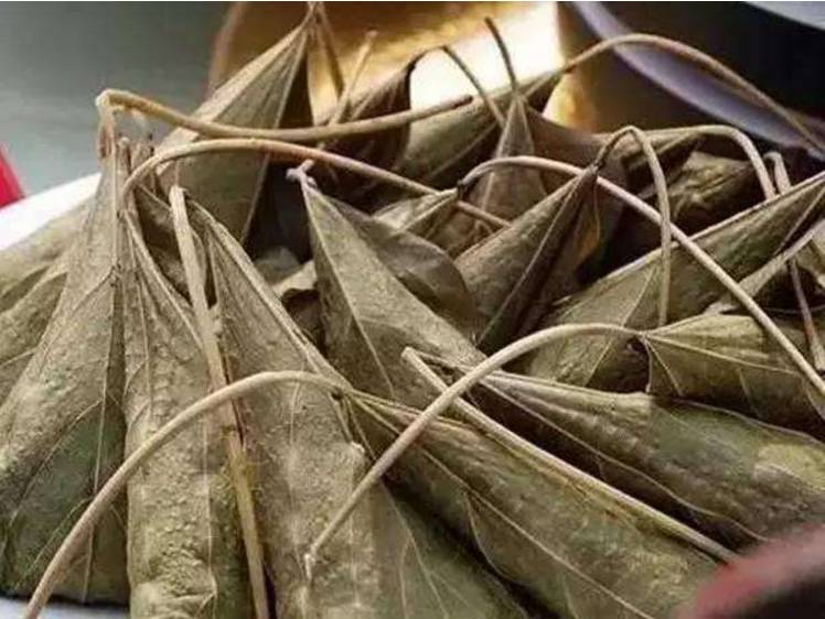 它的叶子常用来包粑吃,果实掉地上没人要,榨成油40元一斤