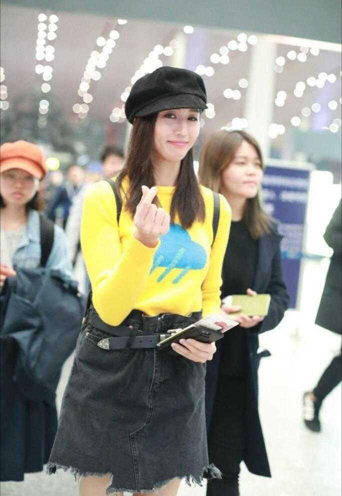 张钧甯深v裙现身,张钧甯身穿白色深v礼服裙