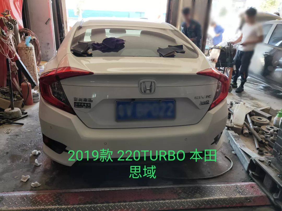 2019款思域后排靠背怎样放倒,本田思域后排靠背怎么放倒