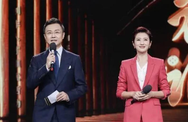 月亮姐姐李梓萌刚强春妮合照,春妮月亮姐姐李梓萌刚强同台