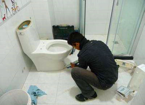 马桶底部漏水原因与维修,马桶堵了马桶边上漏水怎么办