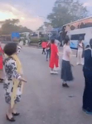 中国大妈们在国外跳广场舞,中国大妈在温哥华商场跳广场舞