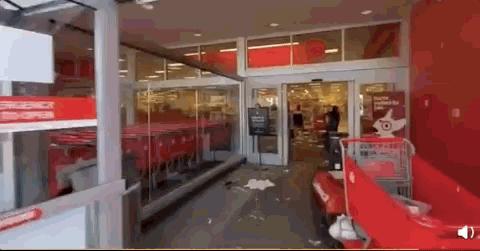 美国*乱暴**升级！烧警车，抢超市，殴打老人：这不是靓丽风景线