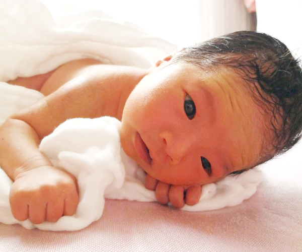 宝宝满月奶不够吃怎么办,宝宝满月了母乳怎么喂养