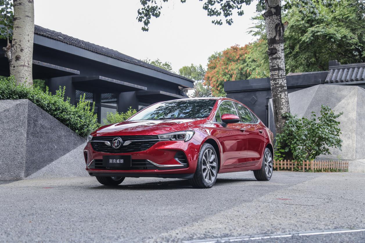 高颜值油耗低价钱低的轿车,高颜值便宜燃油车