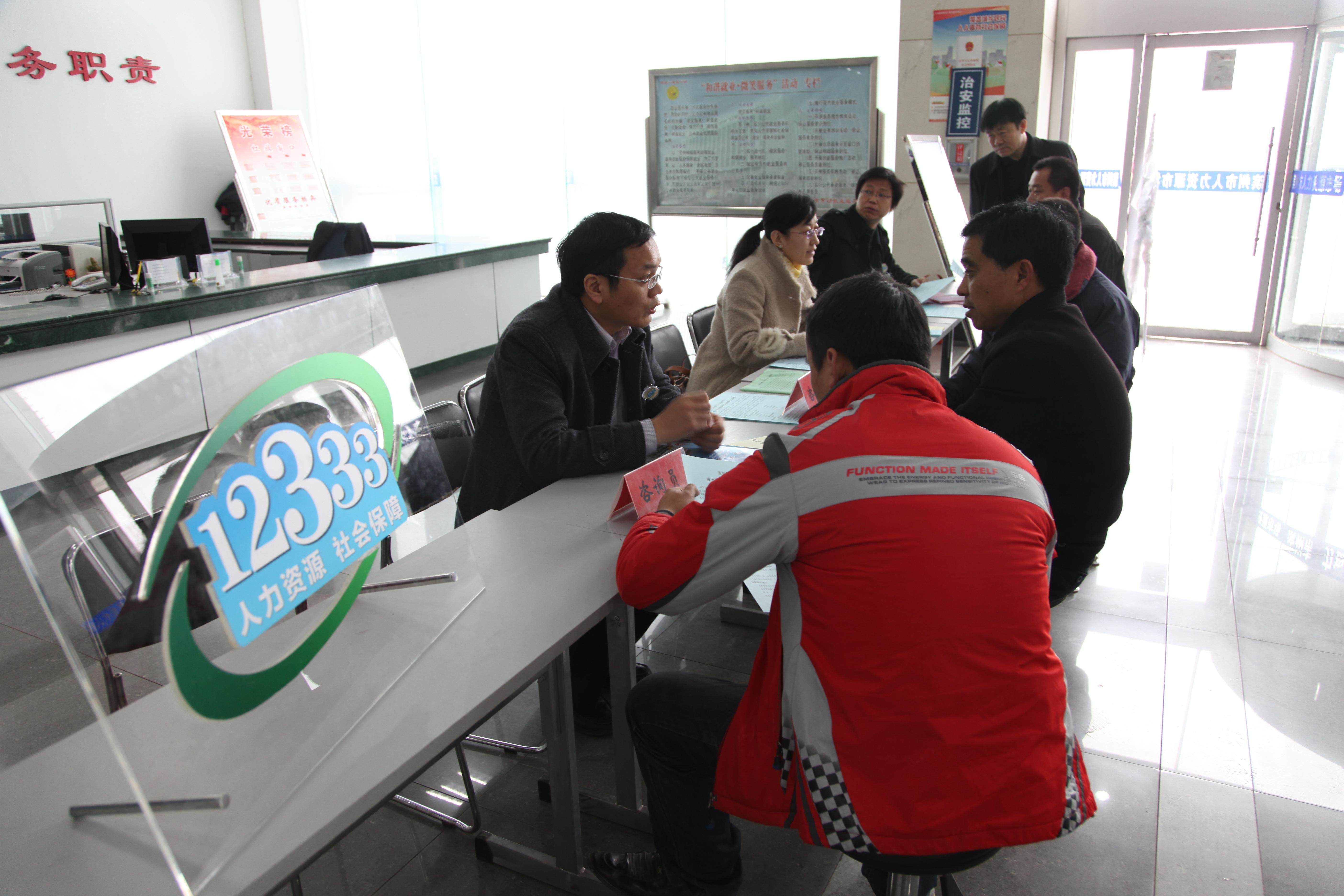 公司突然倒闭员工要如何申请赔偿,公司突然解散员工赔偿标准