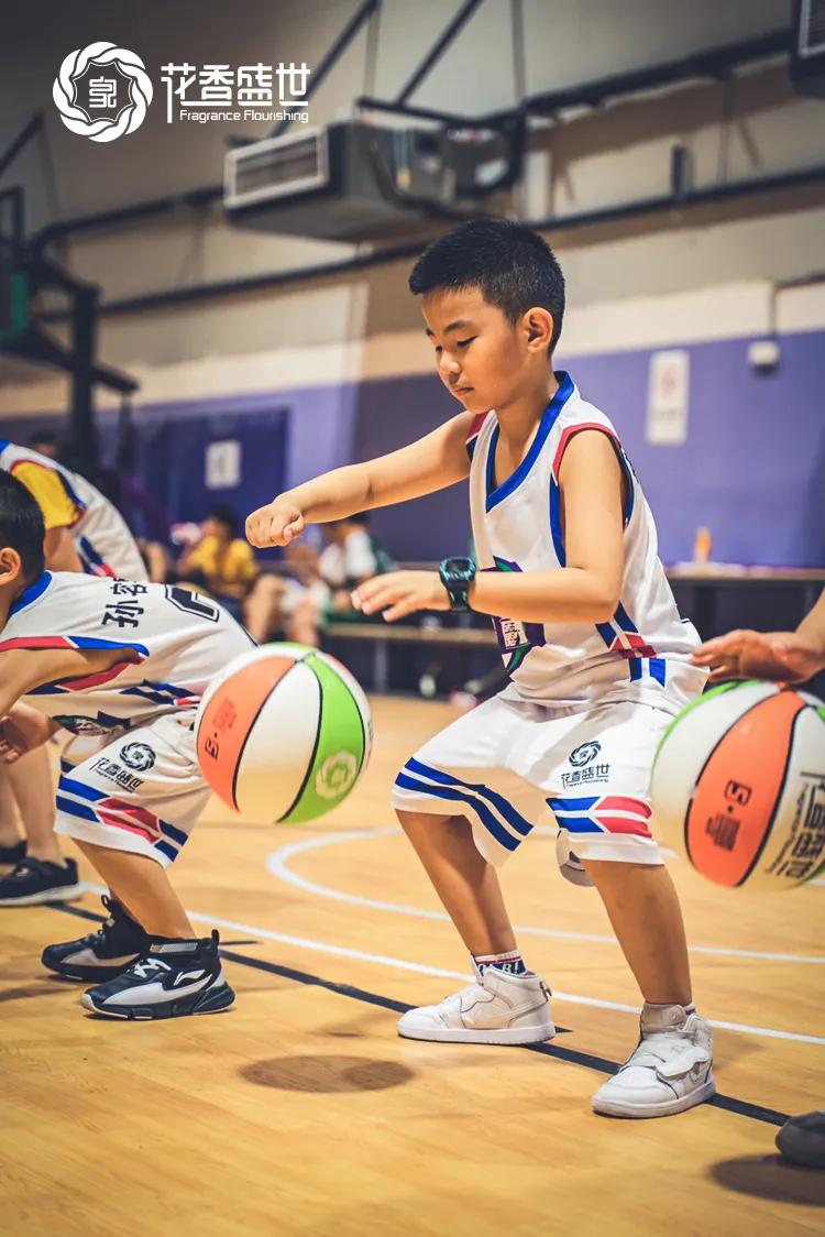 中国小篮球最新规则,小篮球讲解在篮球场上的正确姿势