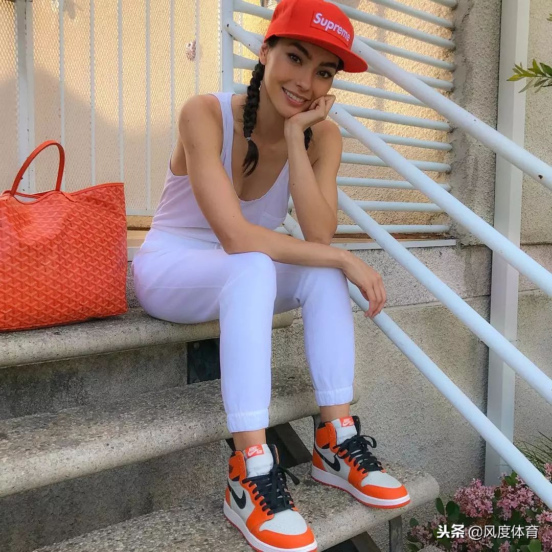 *窥偷**女神AdrianneHo的ins照片,我仿佛打开了新世界的大门……