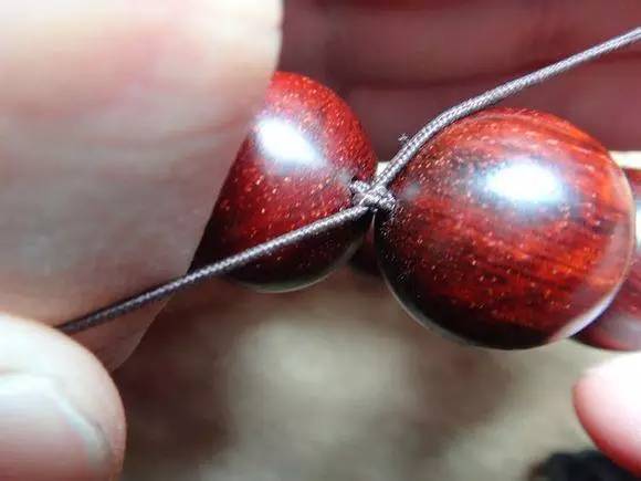 小叶紫檀单圈手串弹力绳打结方法,用弹力绳串小叶紫檀手串的教程