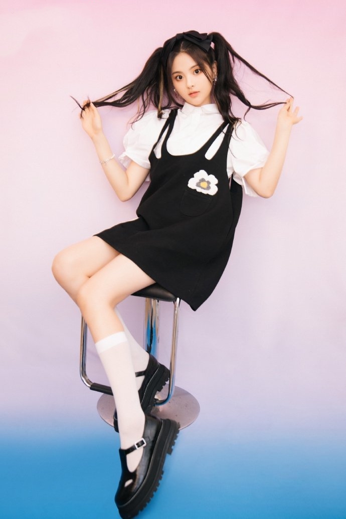 杨超越白色长袜,杨超越穿黑色直筒袜