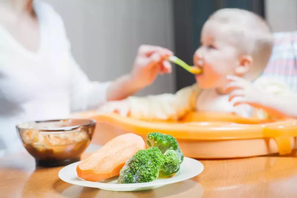 宝宝喂奶拍嗝正确姿势,竖抱婴儿拍嗝正确方法