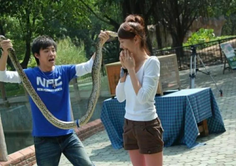 昨天谁夸老戏骨，今天就吐槽还能让人说实话吗？郑爽文化闲言碎语