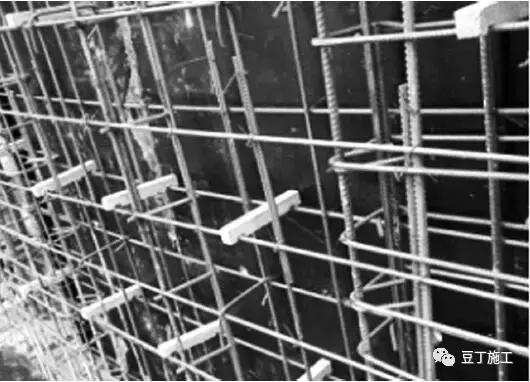 钢筋保护层偏差原因,板面钢筋露筋怎么处理