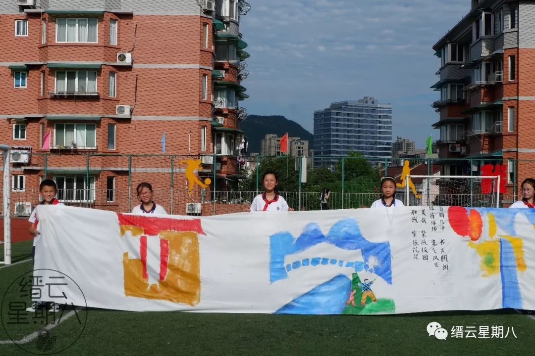 画一幅与校园足球有关的绘画,校园足球绘画又难又好看