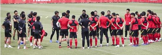 张鹭谈中国足球啥时候才有希望,张鹭高铁吸烟