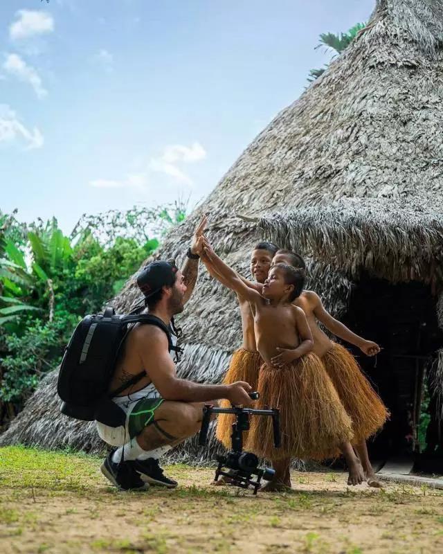 长相像外国人的汉族人,长相酷似中国人的印第安人