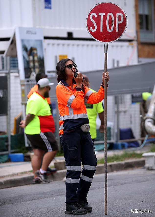 21岁美女,月薪5万的高一辍学生,是一名工地交通协管员