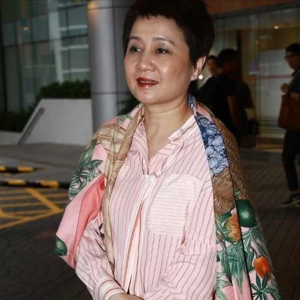 何猷君二胎得女，夫妻深夜12点入院生产画面曝光，奚梦瑶全程镇定