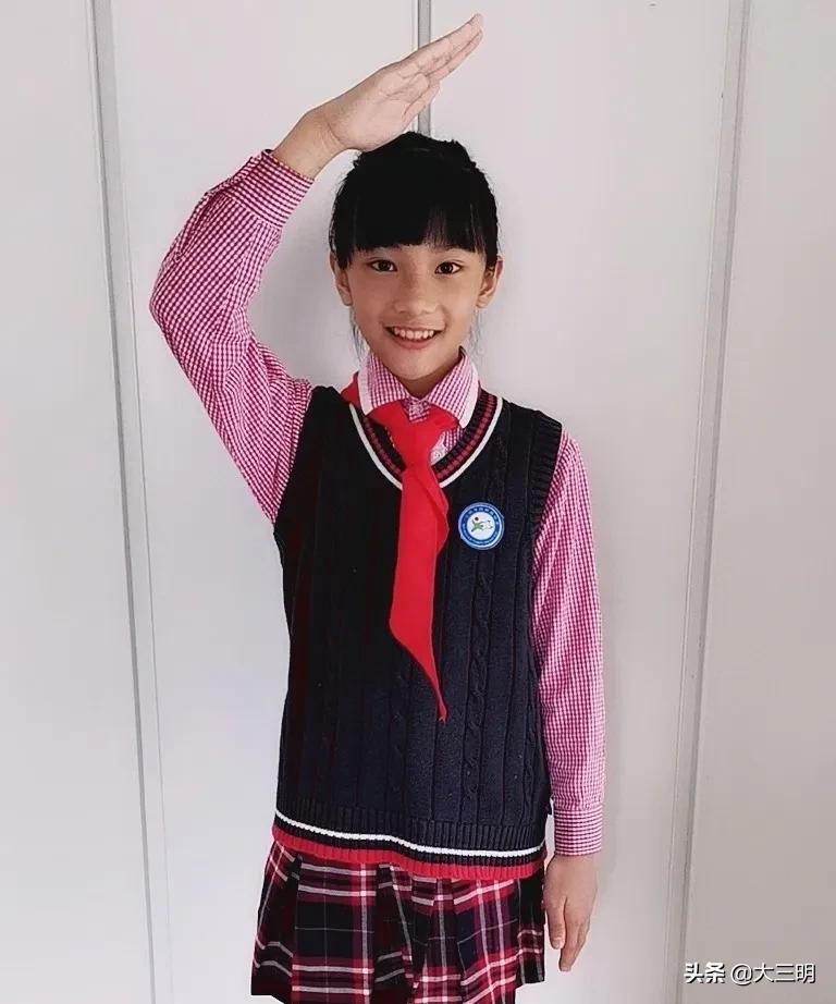 红领巾致敬战疫先锋,红领巾向抗疫先锋们致敬