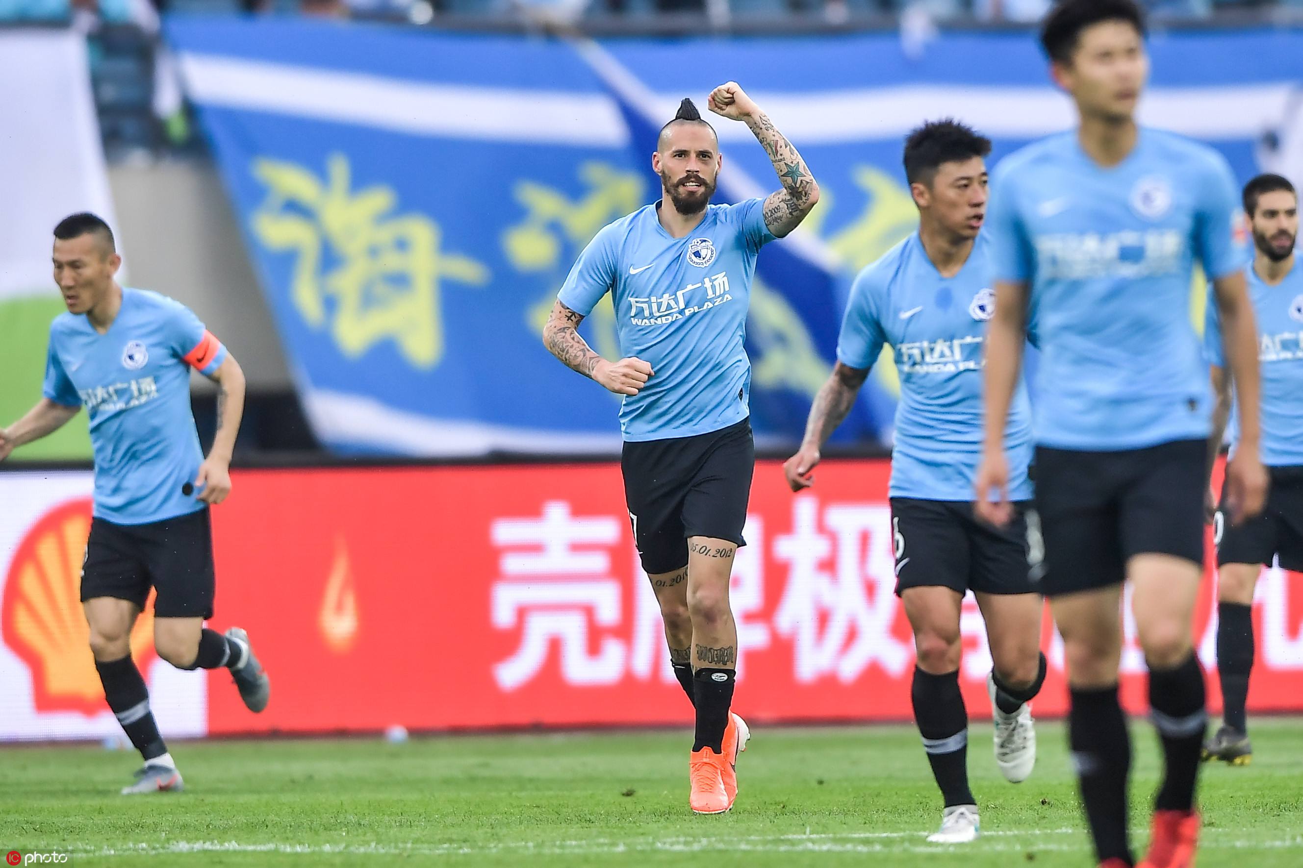 鍝堝瑗垮厠涓秴鐞冨憳,瓒崇悆浜虹墿涓秴