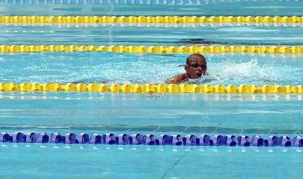 一名34岁男子跳水救人牺牲,游泳馆众人抢救溺水青年