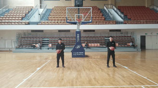 跟我学篮球技巧,三年级篮球原地运球教学视频