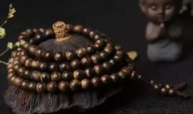男人佩戴手串有什么好处,男人适合佩戴什么手串念珠