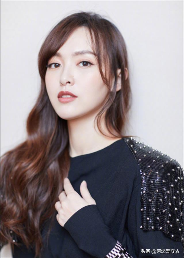 适合头发多不显老气的烫发,一卷发就显老