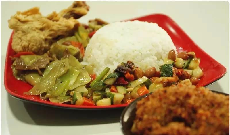 吃在“远航大酒楼”，绵阳学生的最高伙食标准