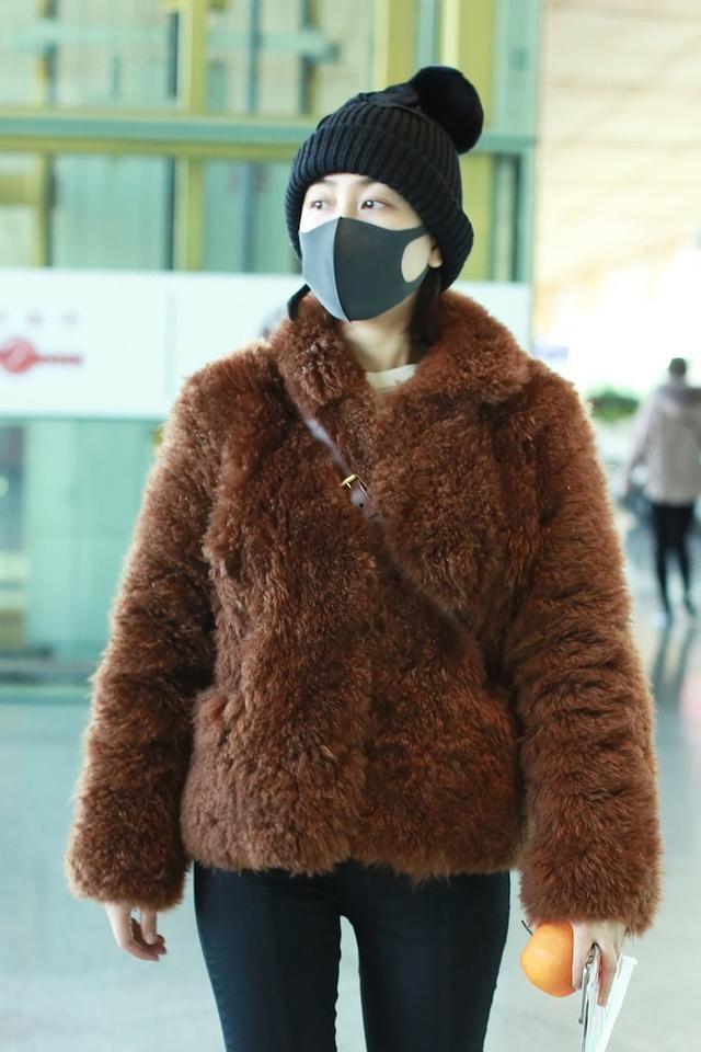 38岁马苏戴口罩现身，穿皮草配紧身裤可爱减龄，只是帽子有点显老