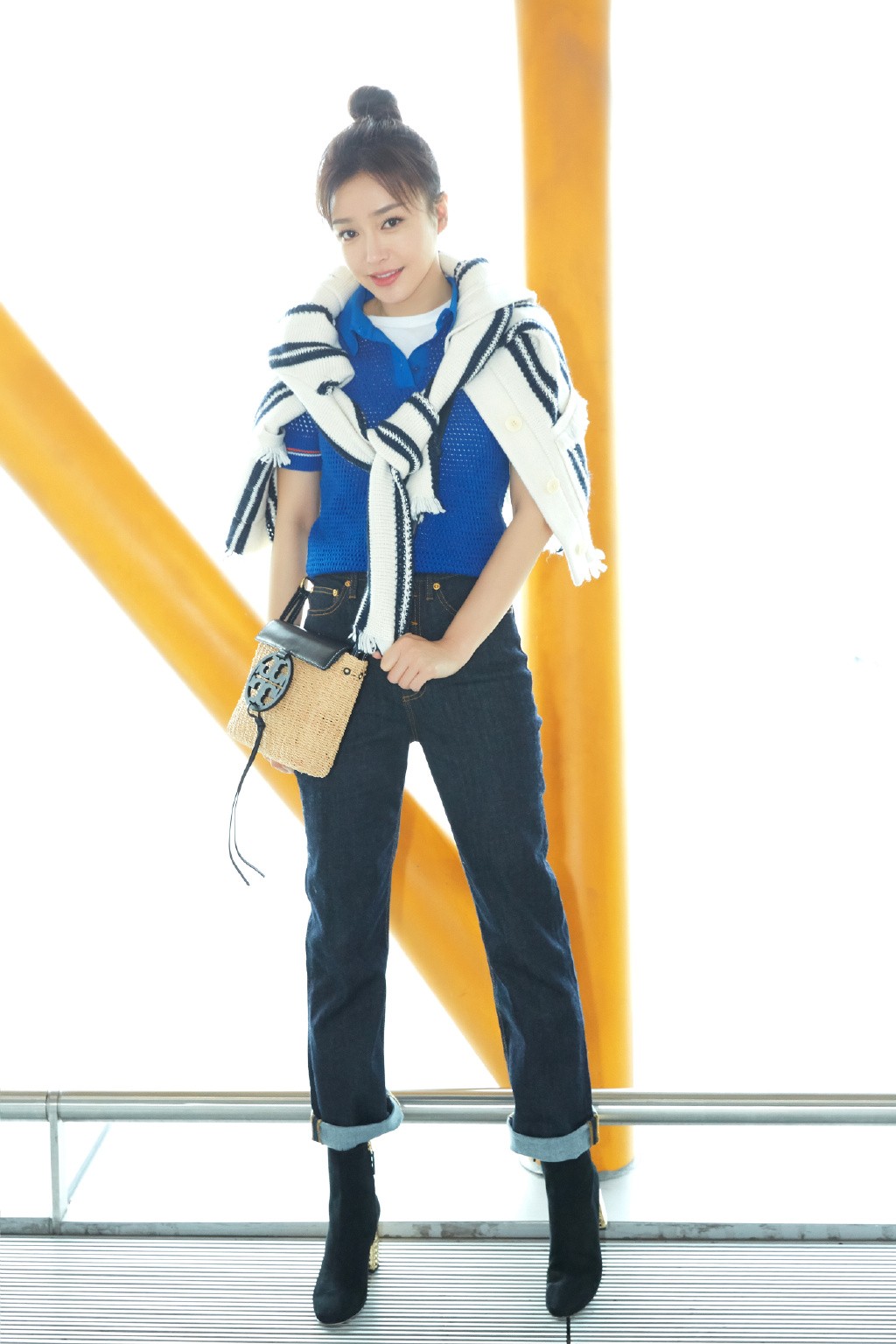 秦岚真会穿,黑白撞色的衣服配上玫红色包包,瞬间就变洋气了