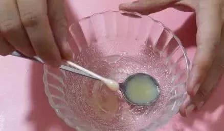 女性抹红霉素软膏的作用与功效,红霉素软膏涂脸美白