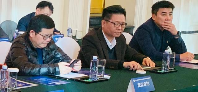 国足主帅李铁引领众将亮相,二李一王