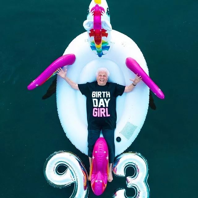 93岁奶奶恶搞27岁孙子,一夜爆红!1300万网友围观:奶奶太坑了