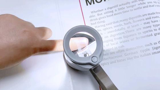 老人家用超大的剪刀剪指甲,老人剪指甲更轻松