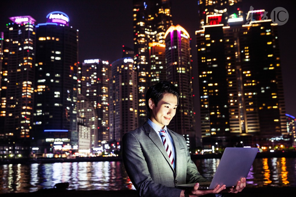 小说：美女每到月圆夜，腹部就会疼痛难忍，小伙竟然用金针治疗？