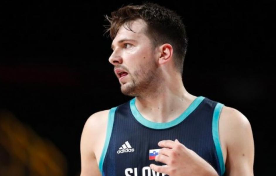 东契奇赛场发怒喷队友,东契奇怒喷教练