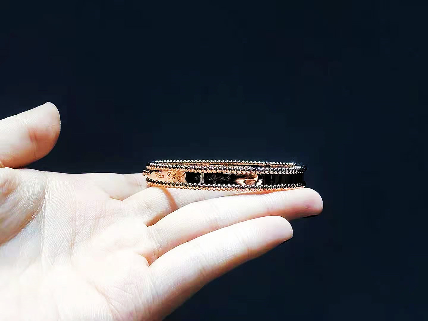 戒指叠戴的搭配图,戒指和手链的正确戴法