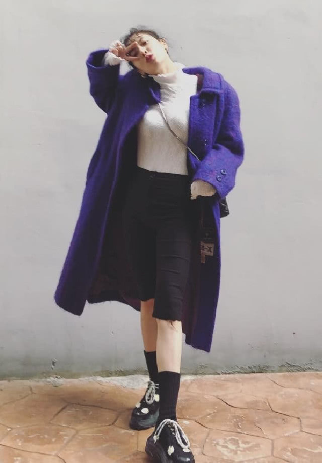 金泫雅穿袜子,金泫雅穿豹纹短裤白色高跟鞋